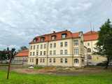 [FOTO] Trwa remont elewacji Zespołu Szkół Zawodowych. Inwestycja zakończy się latem 