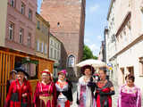 [FOTO] Szykowne stroje, uroczysty pochód i dobra zabawa! Międzypokoleniowa Biesiada Historyczna na ząbkowickim zamku