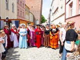 [FOTO] Szykowne stroje, uroczysty pochód i dobra zabawa! Międzypokoleniowa Biesiada Historyczna na ząbkowickim zamku