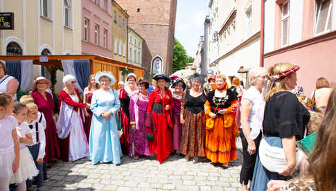 [FOTO] Szykowne stroje, uroczysty pochód i dobra zabawa! Międzypokoleniowa Biesiada Historyczna na ząbkowickim zamku