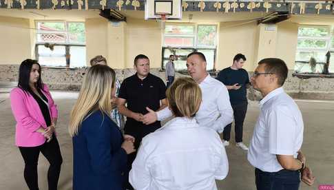 [FOTO] Zamknięta od miesięcy hala sportowa w Kamieńcu zmienia się nie do poznania. Magdalena Roguska i Anna Żabska nadzorowały prace 